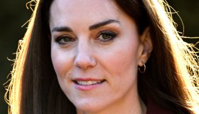 Kate Middleton sfoggia il tailleur da 1.370 euro e Harry la minaccia