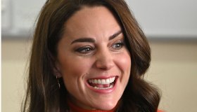 Kate Middleton, look vitaminico da 2.230 euro e sorrisi. “Harry è solo un ottuso”