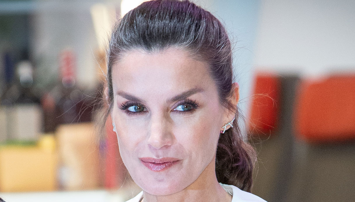 Letizia di Spagna dà il peggio di sé: colletto in pizzo bianco e stile college. Mix deludente