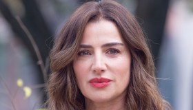 Luisa Ranieri a “Domenica In”, una Lolita Lobosco in pelle. Ma scivola sui tacchi