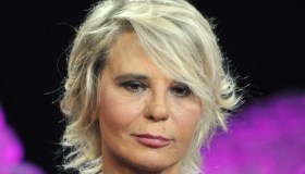 Maria De Filippi, mini abito e gambe scoperte: il colore fortunato per “C’è Posta per Te”