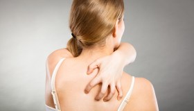 Orticaria da stress: cause, sintomi e rimedi