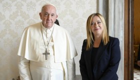 Giorgia Meloni da Papa Francesco: look casual e protocollo rigido (con la piccola Ginevra)