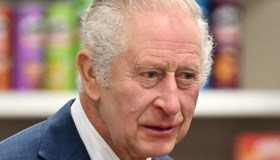 Re Carlo cede e cerca il perdono: la mossa dopo l’affronto