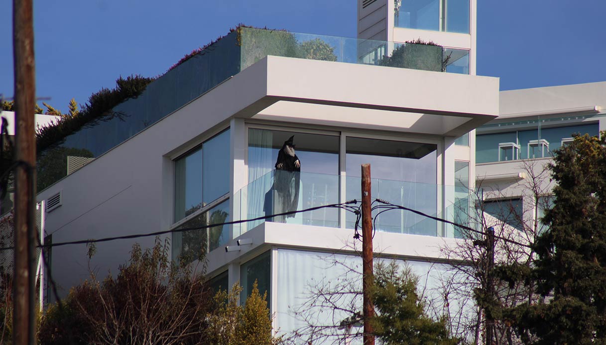 Shakira mette una strega sul balcone di casa