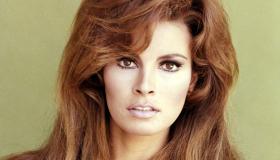 Raquel Welch, per non dimenticarci quanto era bella: le foto iconiche