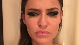 Bianca Balti in lacrime: “Mia figlia chiusa in classe per un uomo armato”