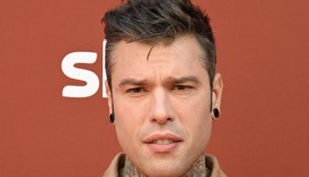 Fedez su Instagram: “Inchiesta per sapere se sono omosessuale”. E la Ferragni sparisce