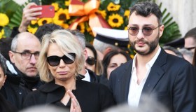 Maurizio Costanzo, le prime lacrime di Maria De Filippi ai funerali: dove è stato sepolto