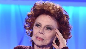 “Tra noi una bellissima storia d’amore”: l’addio di Giovanna Ralli a Maurizio Costanzo