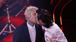 Sanremo 2023, il bacio tra Rosa Chemical e Fedez: quello che forse vi siete persi della quinta serata