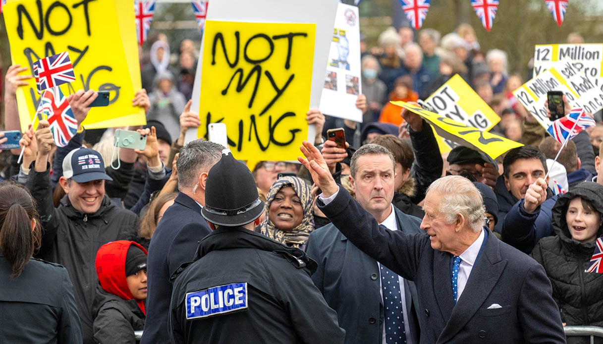 Manifestanti contro Re Carlo