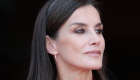 Letizia di Spagna, dall’abito a pois alle scarpe di corda: i look in Angola