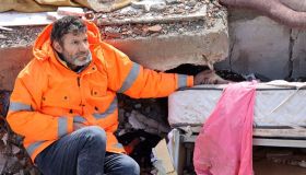 “Fai una foto a mia figlia Irmak”. Lo scatto simbolo del dramma del terremoto in Turchia