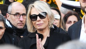 Selfie con Maria De Filippi, l’uomo non si è pentito: stessa scena assurda per un altro VIP