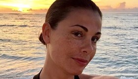 Vanessa Incontrada alle Maldive, il prendisole-sottoveste è il top