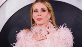 Alessia Marcuzzi debutta al “DopoFestival”: bella ed elegante come un cigno rosa