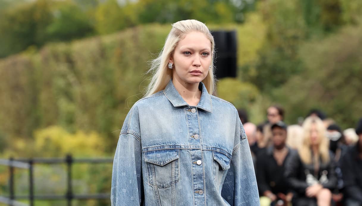 Jeans in passerella per la primavera 2023