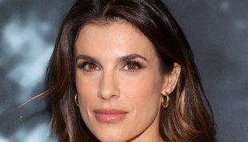 Elisabetta Canalis alla New York Fashion Week: la gonna midi trasparente è pura sensualità