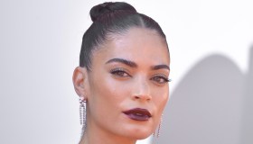 Elodie e Levante: sensuali e affiatatissime riscaldano la vigilia di Sanremo