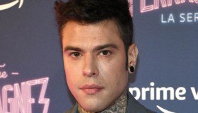 Fedez su Rai 2 con “Muschio Selvaggio” per Sanremo. Ma è polemica