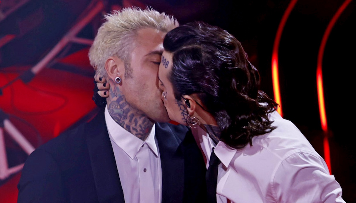 “Volgari provocazioni”, è bufera su Fedez. L’ira del conduttore Rai