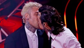 “Volgari provocazioni”, è bufera su Fedez. L’ira del conduttore Rai