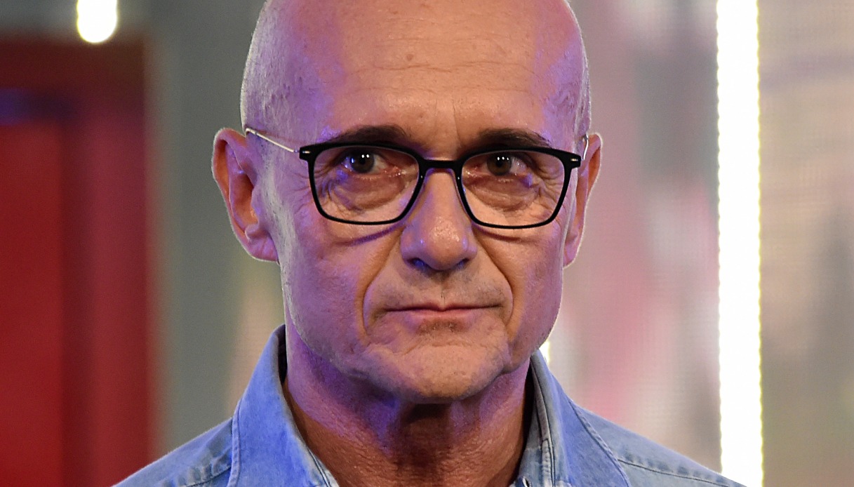 “GF Vip” nel mirino per Nikita: diffidati due concorrenti. E Signorini tace