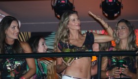 Gisele Bündchen in top: addominali d’acciaio al Carnevale di Rio