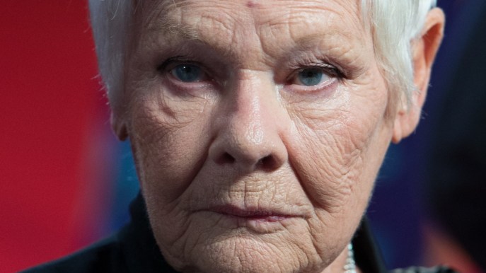 Judi Dench provata dalla malattia: “È diventato impossibile”. Di cosa soffre l’attrice