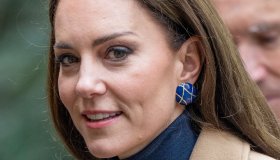 Kate Middleton combina un disastro. Ma il look attillato è uno schianto