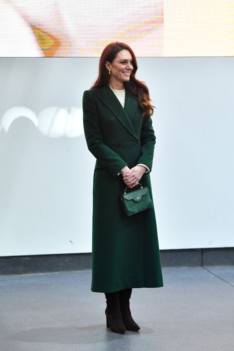 Kate Middleton, cappotto verde e stivali gioiello da invidia. Ma viene fischiata