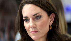 Kate Middleton, cappotto verde e stivali gioiello da invidia. Ma viene fischiata