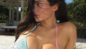 Kylie Jenner strepitosa su Instagram: il bikini di cristalli dal prezzo proibitivo