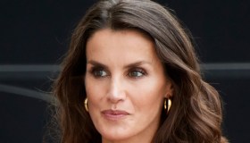 Letizia di Spagna incantevole: look in seta rosa pastello effetto lingerie