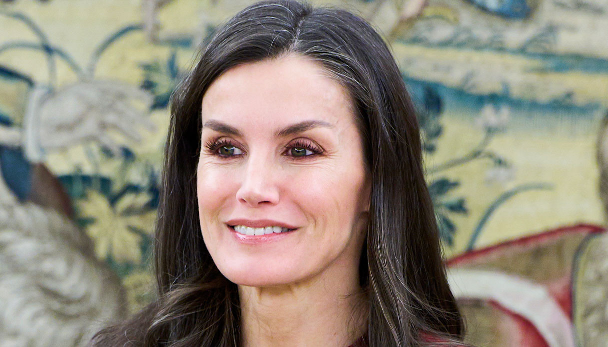 Letizia di Spagna fa discutere: pantaloni carrot in pelle e foglie d’oro