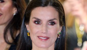 Letizia di Spagna resta (quasi) in lingerie, abito rosa traslucido