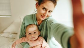 L’ardua sfida di raccontare la maternità (vera) sui social