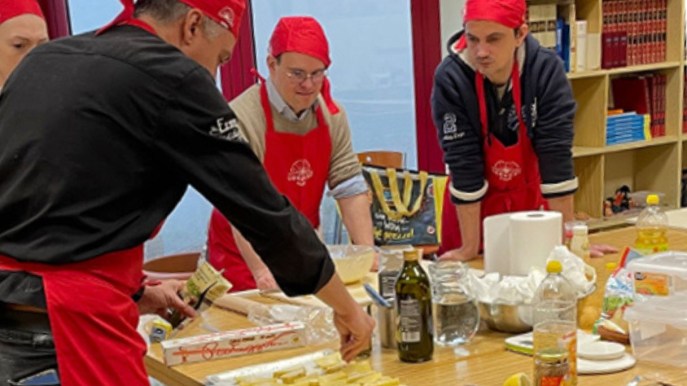 Solidarietà tra i fornelli: 4 ragazzi con disabilità studiano per diventare chef