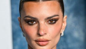Emily Ratajkowski, il bacio appassionato per le strade di Tokyo: il nuovo flirt