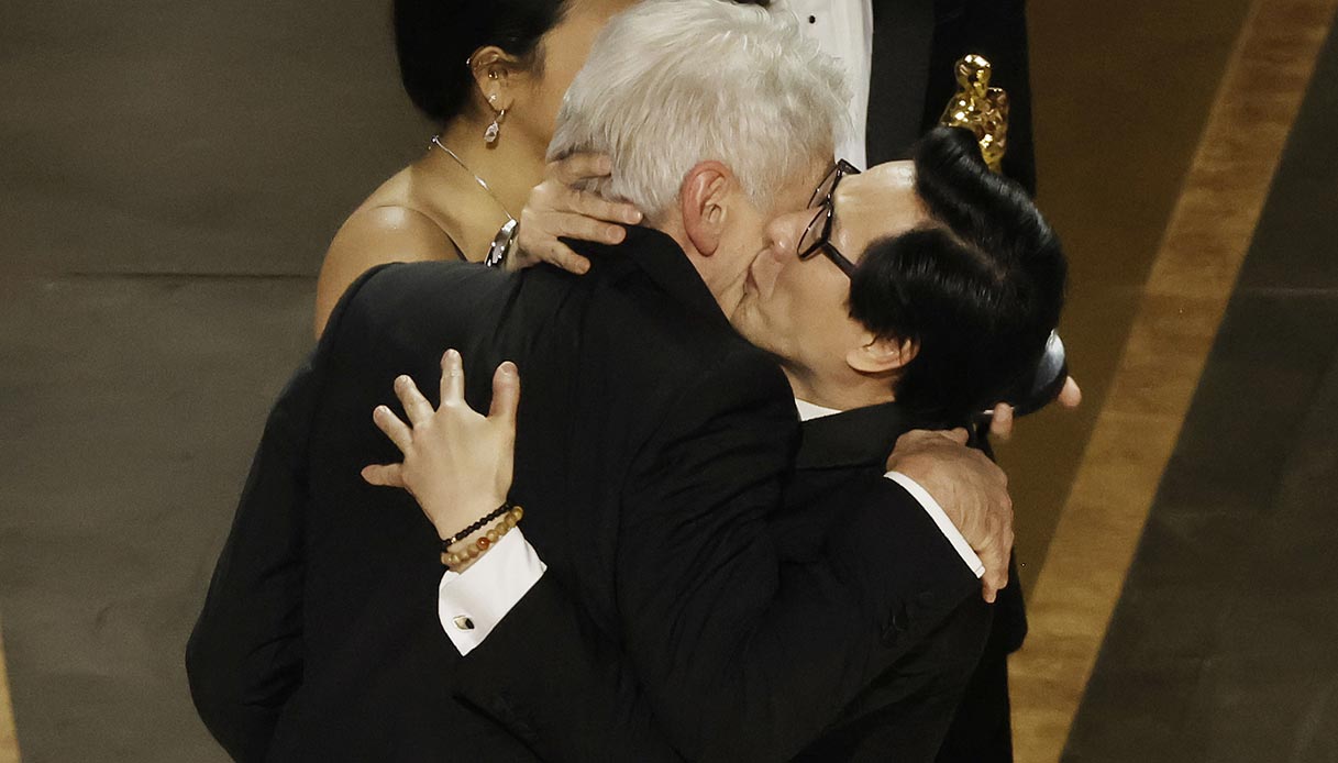 L'abbraccio tra Ke Huy Quan e Harrison Ford agli Oscar 2023