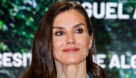 Letizia di Spagna, il completo classico è l’idea giusta per le feste di primavera