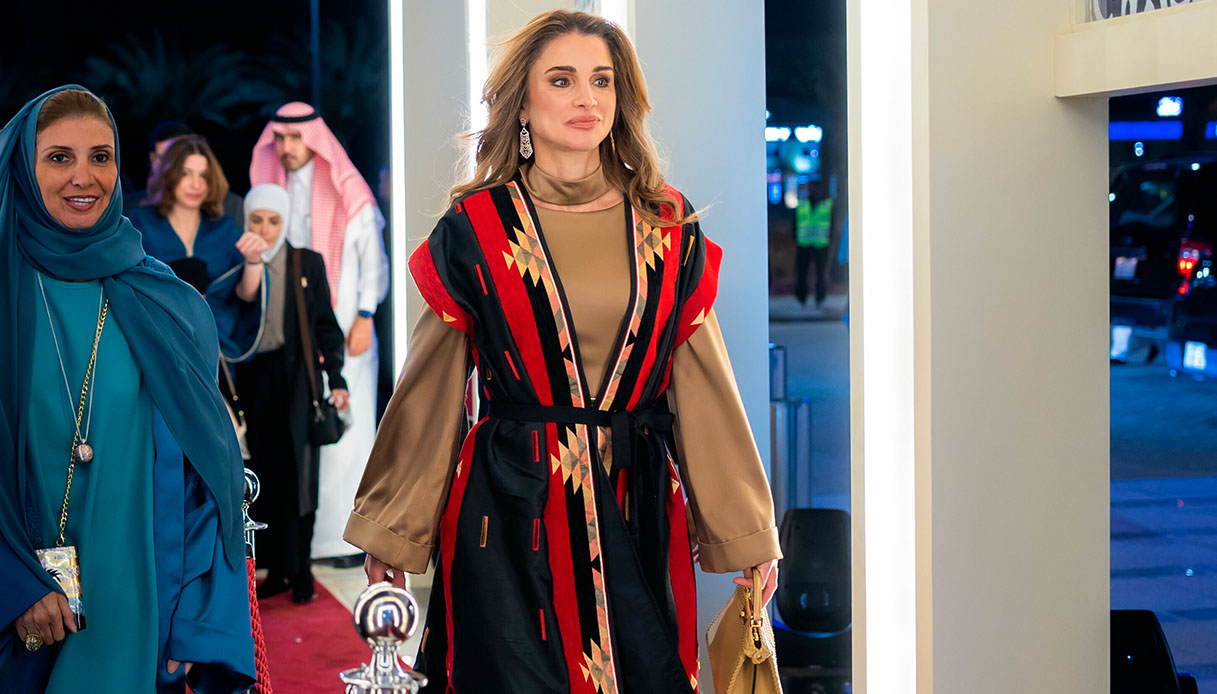 Rania di Giordania incanta l’Art Expo: abito tunica e borsa extra lusso