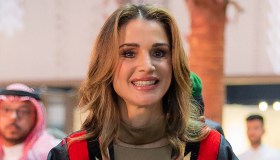 Rania di Giordania incanta l’Art Expo: abito-tunica e borsa extra lusso