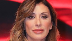 Sabrina Salerno, pantaloni in pelle lucida: look teenager a 54 anni