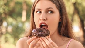 Chi ama rischia meno le abbuffate? Uno studio prova a spiegare il perché