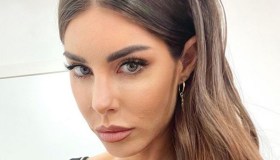 Bianca Atzei sulla cicatrice del parto: “Il segno più bello”. La foto su Instagram