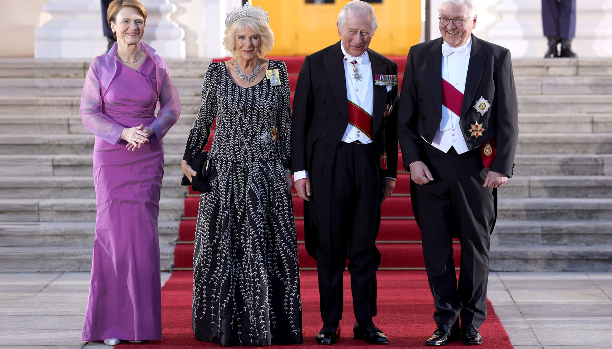 Camilla, al gala in Germania esagera con glitter e diamanti