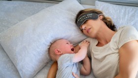 Mamma e papà in carenza di sonno? Ecco cosa consigliano gli esperti