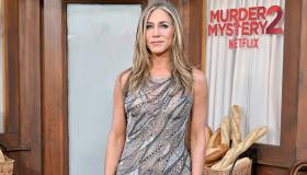 Jennifer Aniston cede al nude look. E brilla come una stella
